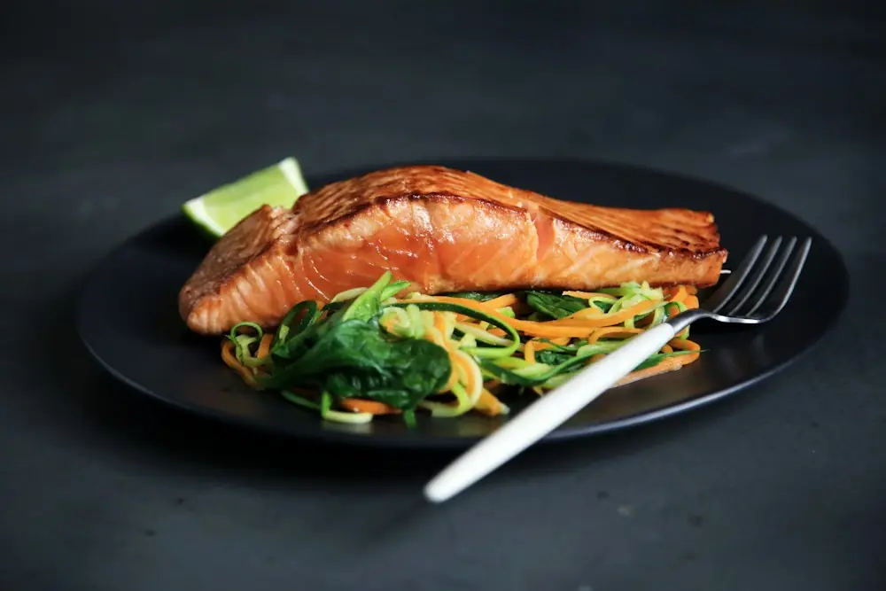 Grilled salmon fillet with greens